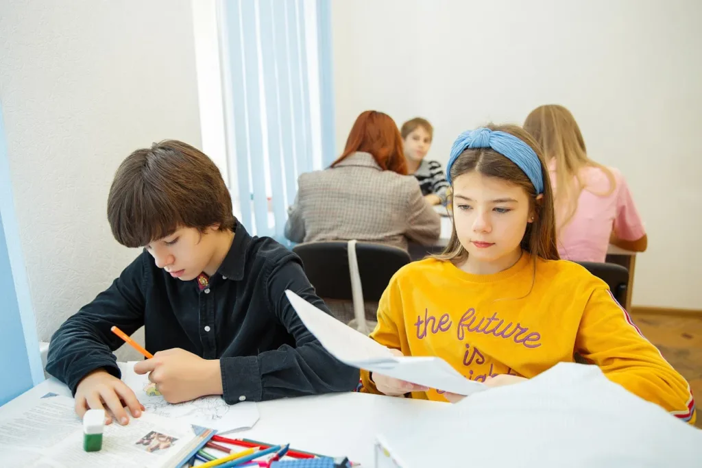 Logos School приватна школа, Київ, Оболонь, заняття малювання