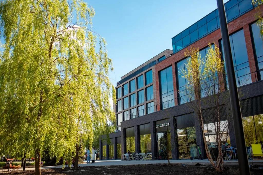 Приватна школа MRIYDIY High School у Львові, екстер'єр